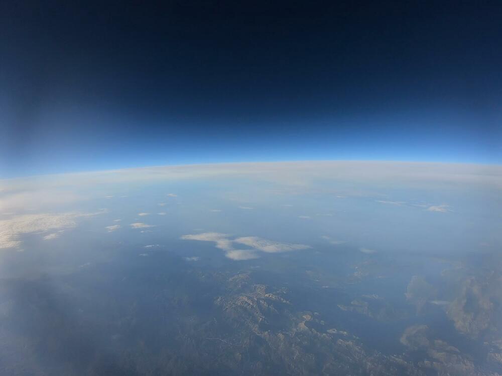 <p>Satelit su lansirali članovi organizacije Montenegro Space Research - Nina Drakulić, Nikola Perović i Filip Jovićević</p>