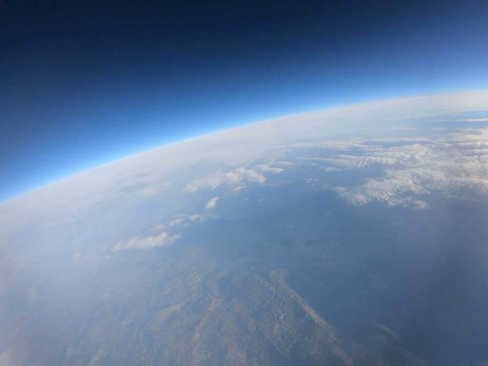 <p>Satelit su lansirali članovi organizacije Montenegro Space Research - Nina Drakulić, Nikola Perović i Filip Jovićević</p>