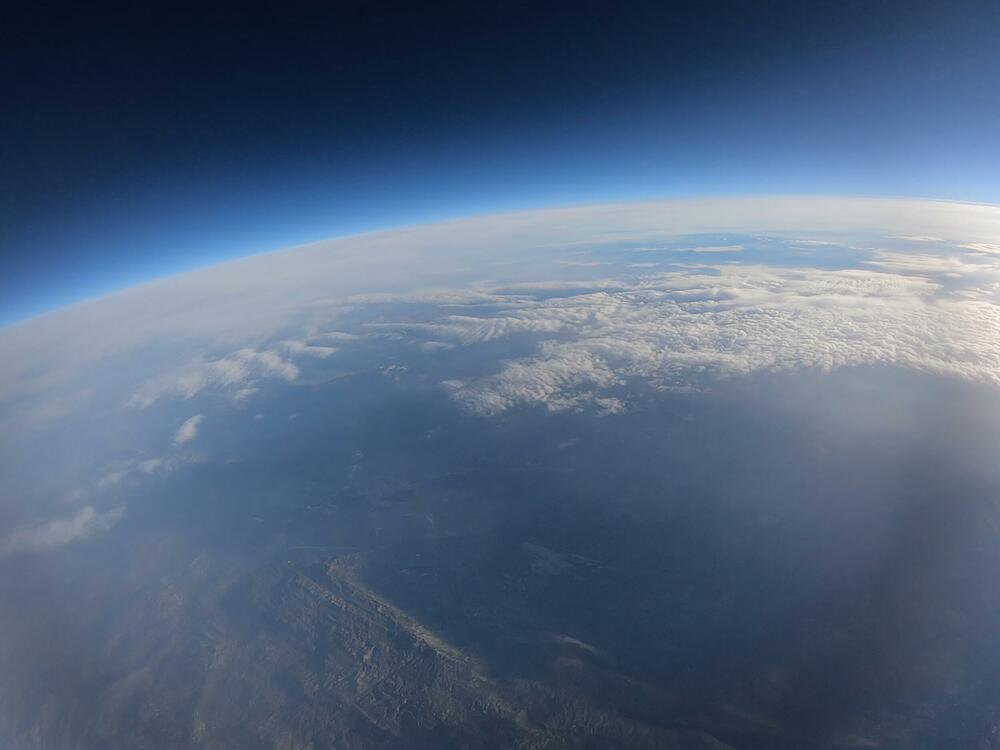 <p>Satelit su lansirali članovi organizacije Montenegro Space Research - Nina Drakulić, Nikola Perović i Filip Jovićević</p>