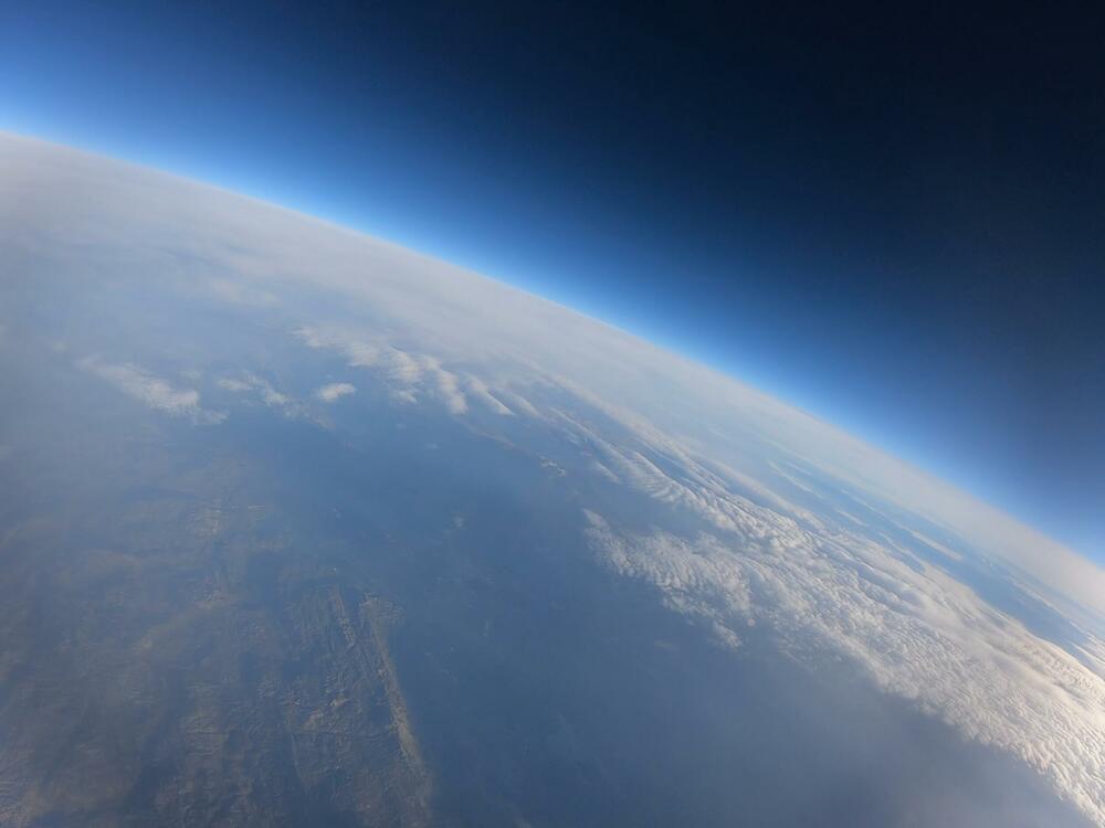 <p>Satelit su lansirali članovi organizacije Montenegro Space Research - Nina Drakulić, Nikola Perović i Filip Jovićević</p>