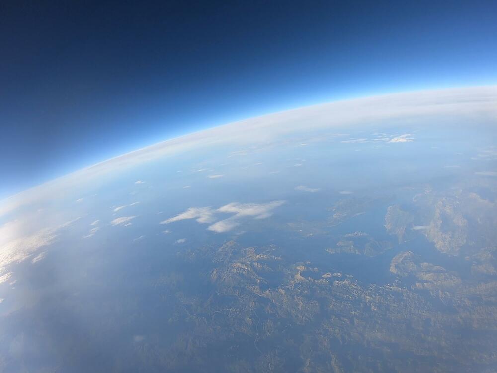 <p>Satelit su lansirali članovi organizacije Montenegro Space Research - Nina Drakulić, Nikola Perović i Filip Jovićević</p>