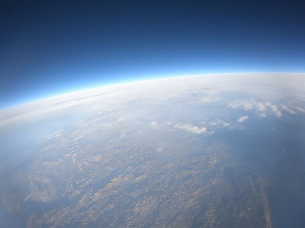 <p>Satelit su lansirali članovi organizacije Montenegro Space Research - Nina Drakulić, Nikola Perović i Filip Jovićević</p>