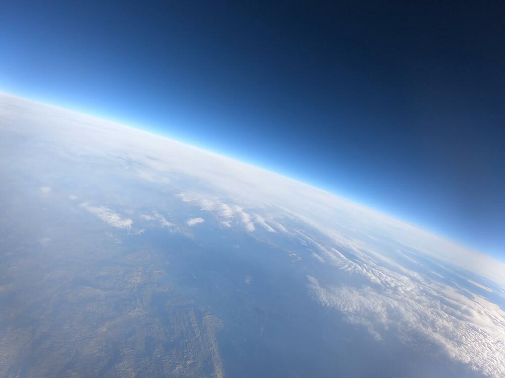 <p>Satelit su lansirali članovi organizacije Montenegro Space Research - Nina Drakulić, Nikola Perović i Filip Jovićević</p>