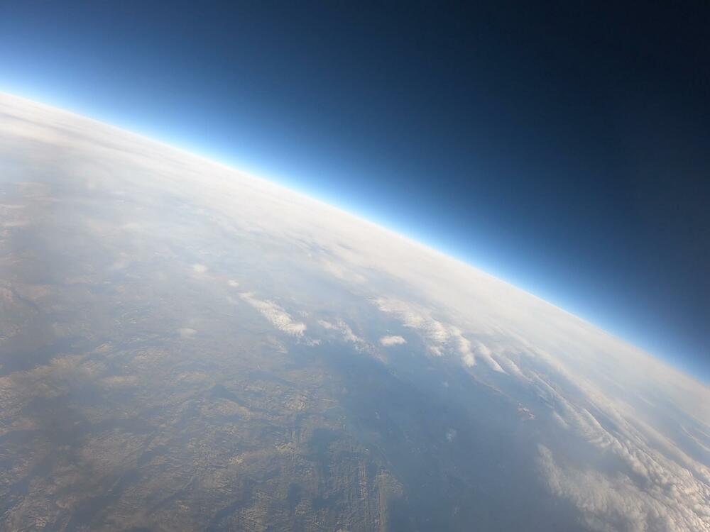 <p>Satelit su lansirali članovi organizacije Montenegro Space Research - Nina Drakulić, Nikola Perović i Filip Jovićević</p>