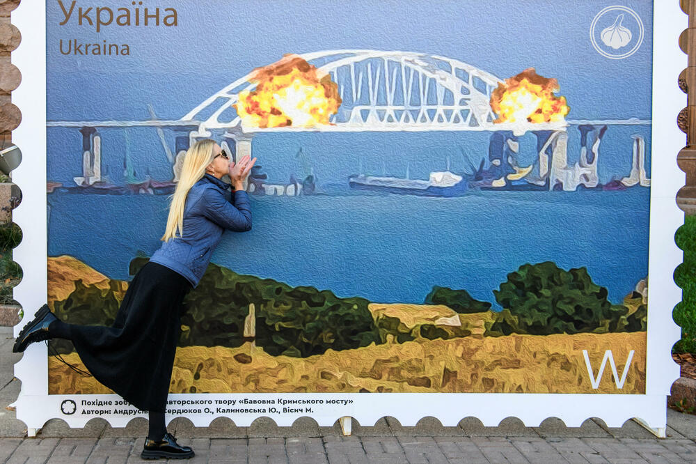 Umjetnički prikaz oštećenog mosta u centru Kijeva, Foto: Rojters