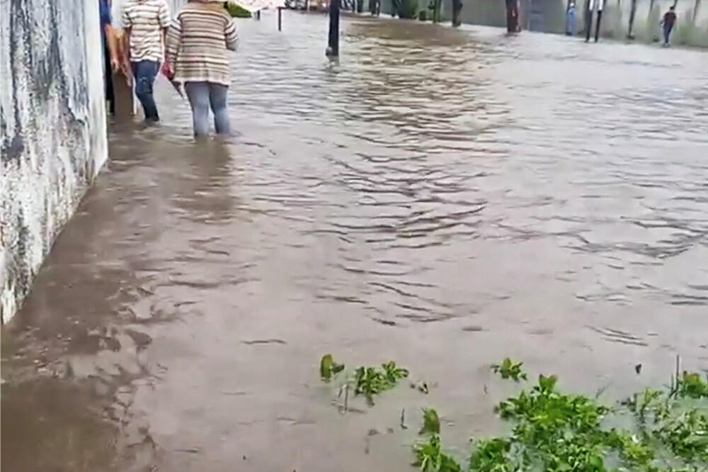 Poplavljena ulica u Marakaju, Venecuela, Foto: Reuters