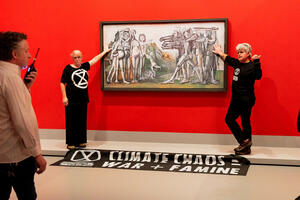 Activists in Australia cling to Picasso's painting: "Climate...