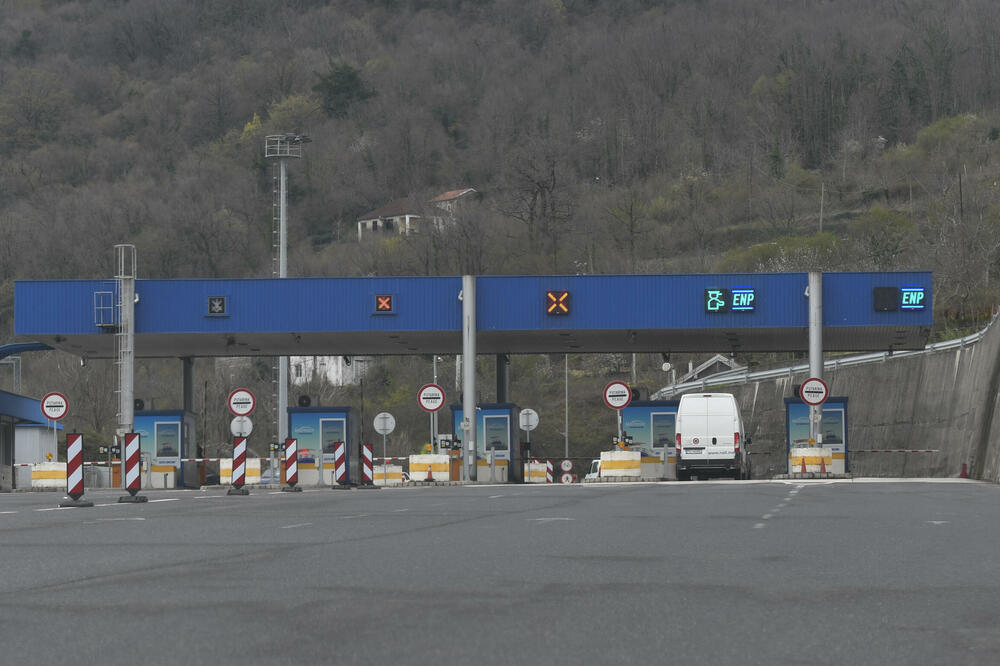Tunel otvorene 2005. godine: Naplatna rampa na Sozini, Foto: SAVO PRELEVIC