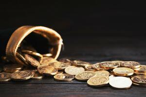 Ispod kuhinjskog poda pronašli zlatnike vrijedne oko 860.000 funti