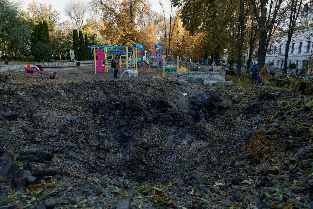 <p>Više eksplozija odjeknulo je danas u centru Kijeva. Predsjednik Ukrajine Volodimir Zelenski saopštio je da ima mrtvih i ranjenih. Optužio je Rusiju da pokušava da zbriše njegovu zemlju "s lica zemlje".</p>