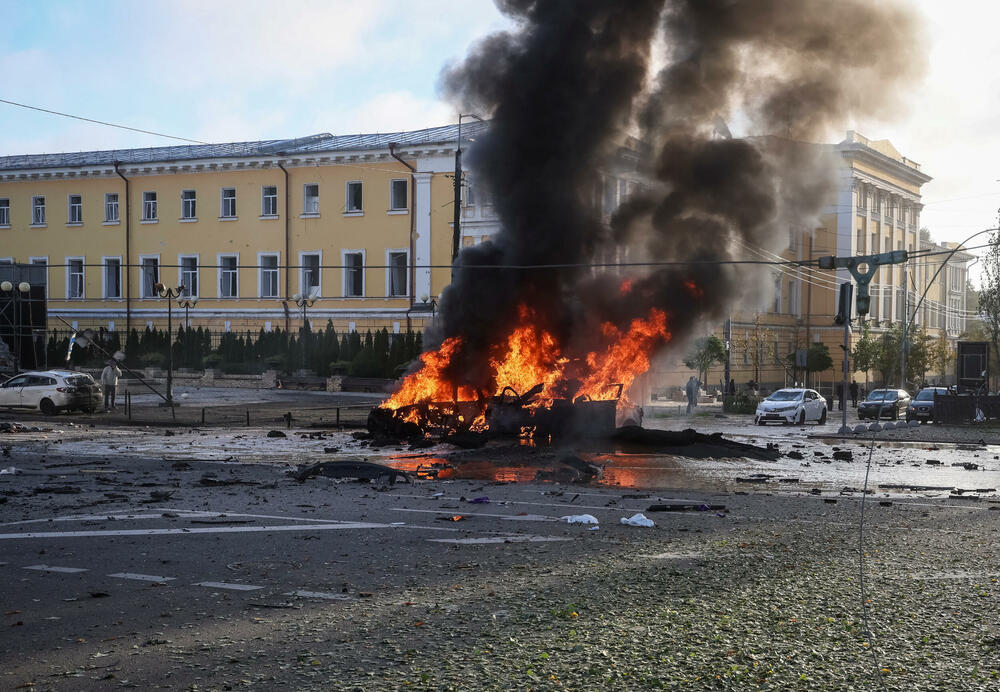 <p>Više eksplozija odjeknulo je danas u centru Kijeva. Predsjednik Ukrajine Volodimir Zelenski saopštio je da ima mrtvih i ranjenih. Optužio je Rusiju da pokušava da zbriše njegovu zemlju "s lica zemlje".</p>