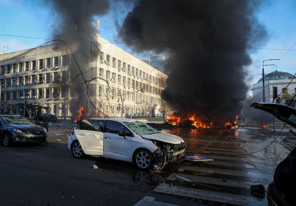 <p>Više eksplozija odjeknulo je danas u centru Kijeva. Predsjednik Ukrajine Volodimir Zelenski saopštio je da ima mrtvih i ranjenih. Optužio je Rusiju da pokušava da zbriše njegovu zemlju "s lica zemlje".</p>