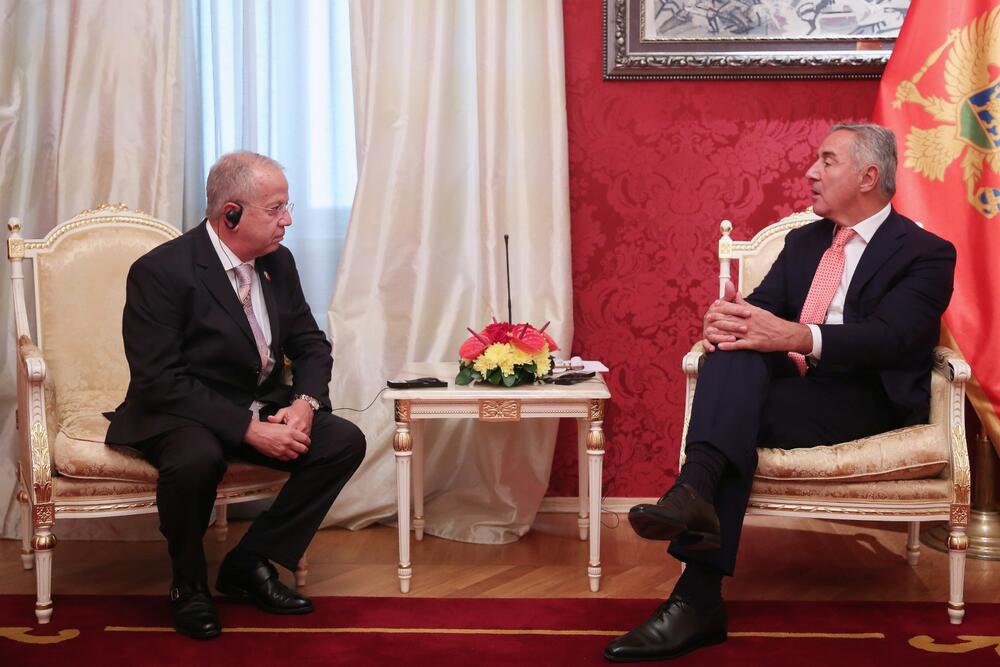 <p>"Predsjednik je upoznao ambasadore sa aktuelnim političkim prilikama u zemlji"</p>