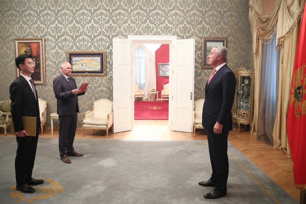 <p>"Predsjednik je upoznao ambasadore sa aktuelnim političkim prilikama u zemlji"</p>