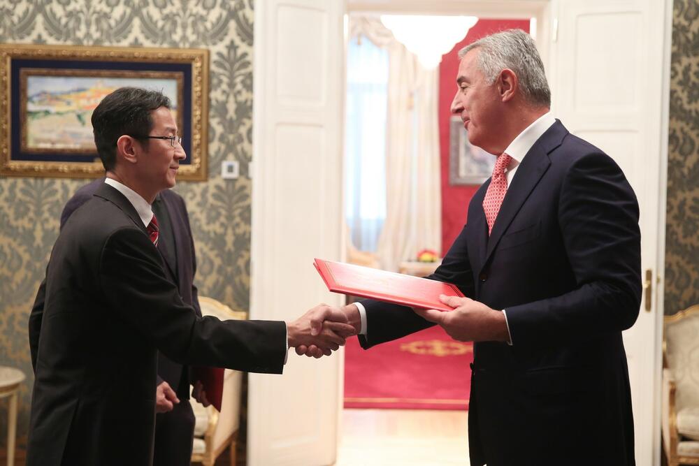 <p>"Predsjednik je upoznao ambasadore sa aktuelnim političkim prilikama u zemlji"</p>