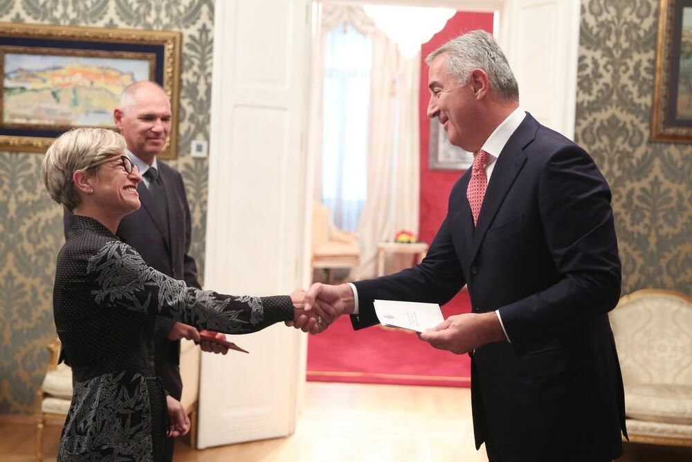 <p>"Predsjednik je upoznao ambasadore sa aktuelnim političkim prilikama u zemlji"</p>