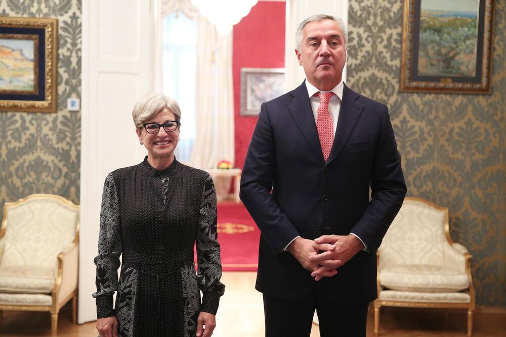 <p>"Predsjednik je upoznao ambasadore sa aktuelnim političkim prilikama u zemlji"</p>