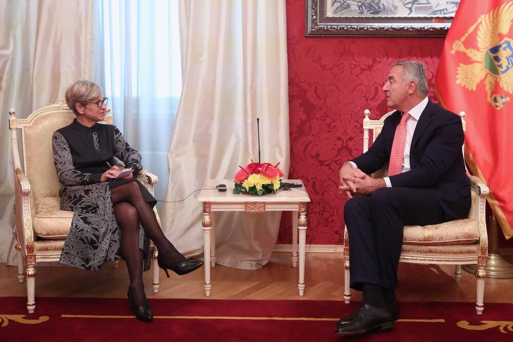 <p>"Predsjednik je upoznao ambasadore sa aktuelnim političkim prilikama u zemlji"</p>