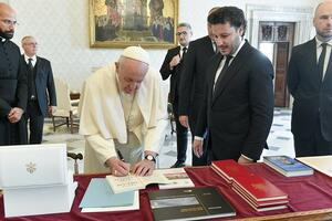Abazović i papa Franjo razmijenili autorske knjige