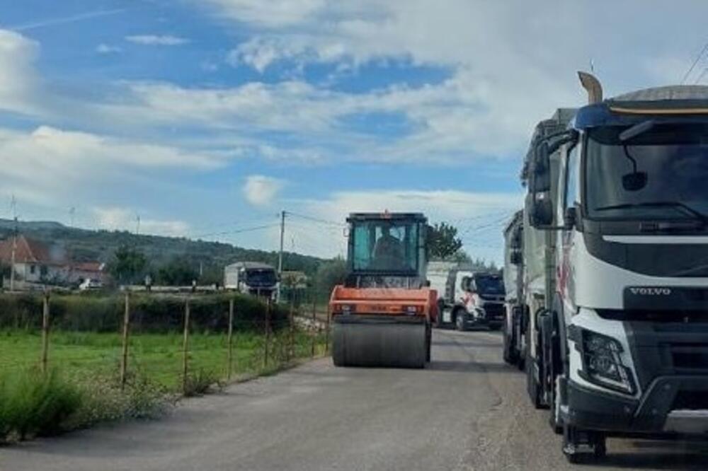 Iz koalicije "Može Bar - Može Crna Gora" dostavili su i fotografiju asfaltiranja u Mrkojevićima, Foto: GP URA