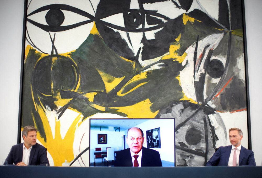 Njemački kancelar Olaf Šolc, ministar ekonomije Robert habek i ministar finansija Kristijan Lindner na konferenciji za novinare povodom visokih cijena gasa