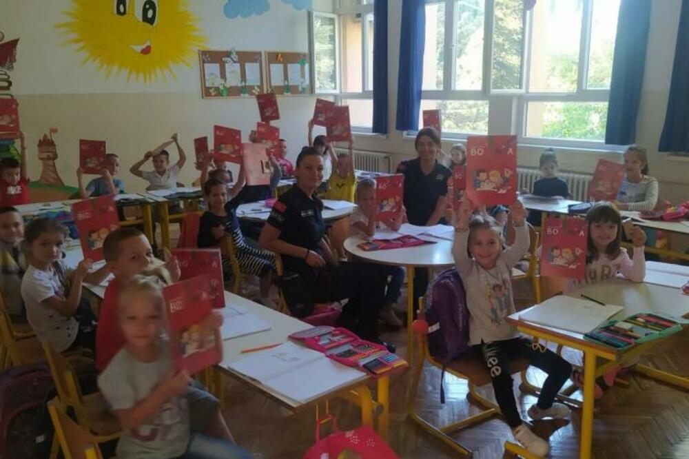 Učenici prvog razreda drže edukativne bojanke, osmišljene i štampane uz podršku Misije OEBS-a u Crnoj Gori, a koje su svim crnogorskim osnovnim školama podijelili policajci i policajke, Podgorica, septembar 2022. godine., Foto: Misija OEBS u Crnoj Gori