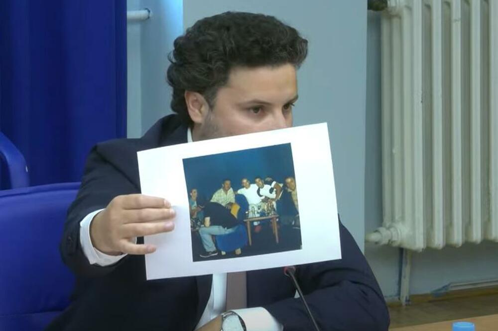 Abazović pokazuje fotografiju, Foto: Printscreen YouTube
