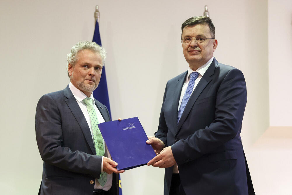Šef Delegacije EU u BiH Johan Satler uručio je izvještaj predsjedavajućem Predsjedništva BiH Šefiku Džaferoviću -