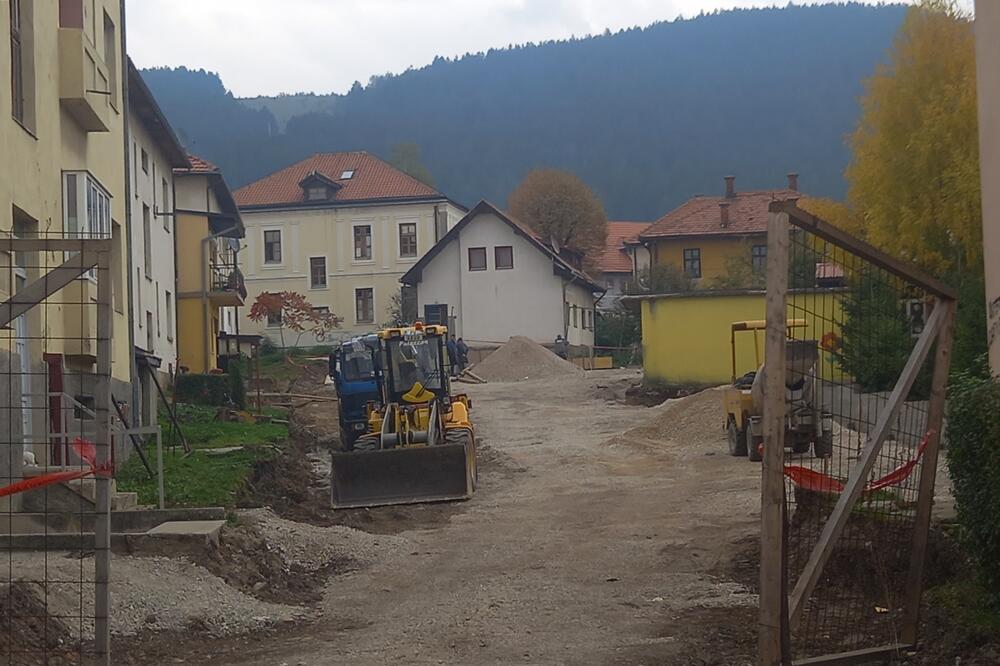 Cijevi bile plitko ukopane: Radovi na parkingu, Foto: Goran Malidžan