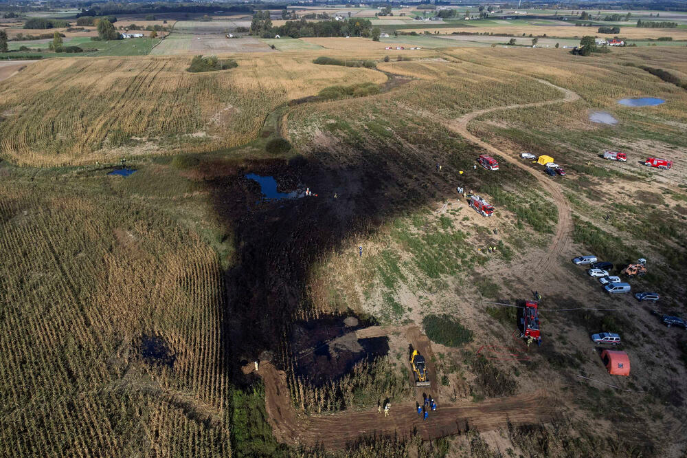 Vatrogasci na polju u blizini naftovoda Družba, Foto: Reuters