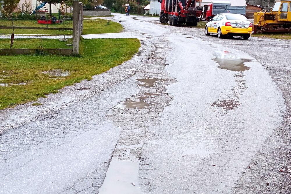 Iza kamiona ostale uništene ulice, Foto: Dragana Šćepanović