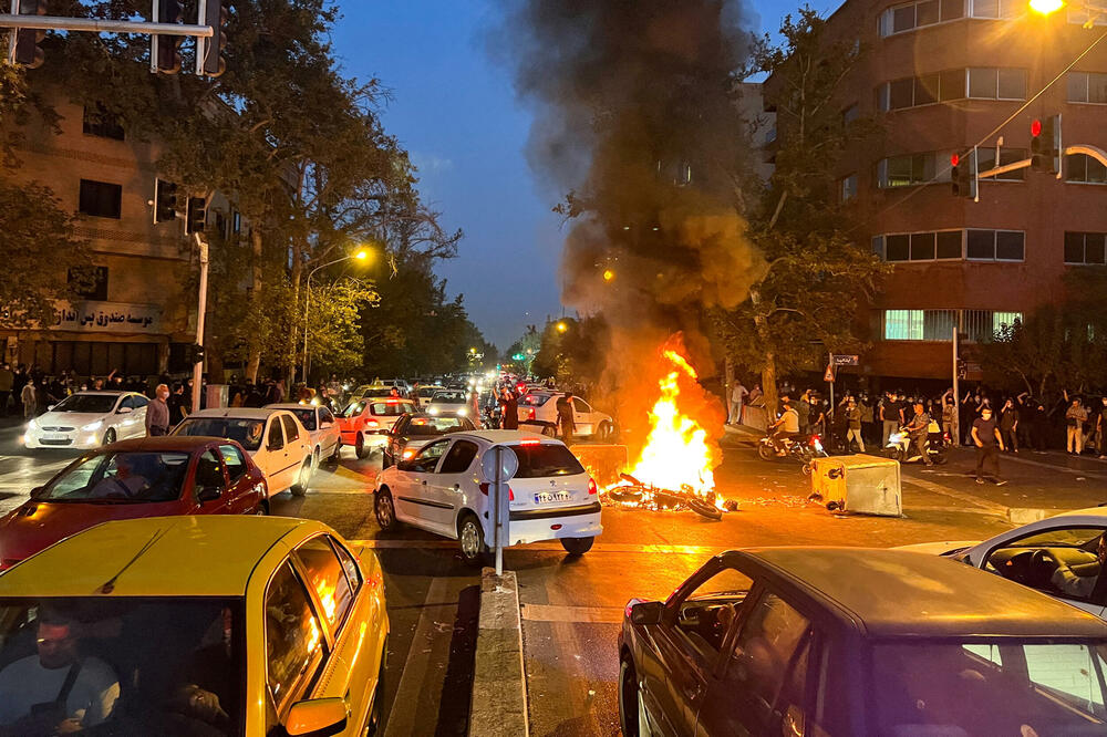 Sa protesta u Teheranu, glavnom gradu Irana, povodom smrti Mahse Amini, Foto: Reuters