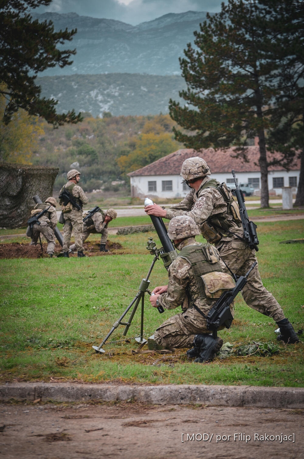 <p>"Sve što smo izveli danas, vazduhoplovci mogu da radi i noću, uz specijalizovanu opremu za osmatranje u tim uslovima", istakao je komandant Vazduhoplovstva, potpukovnik Bojan Popadić<br /> </p>