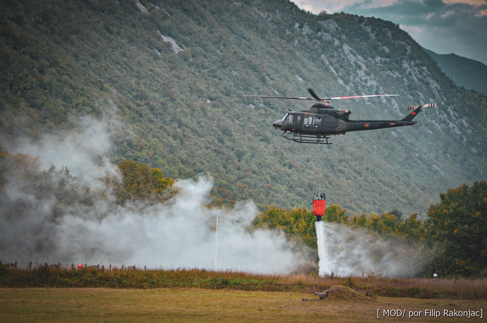 <p>"Sve što smo izveli danas, vazduhoplovci mogu da radi i noću, uz specijalizovanu opremu za osmatranje u tim uslovima", istakao je komandant Vazduhoplovstva, potpukovnik Bojan Popadić<br /> </p>
