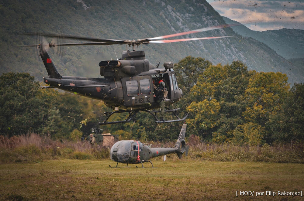 <p>"Sve što smo izveli danas, vazduhoplovci mogu da radi i noću, uz specijalizovanu opremu za osmatranje u tim uslovima", istakao je komandant Vazduhoplovstva, potpukovnik Bojan Popadić<br /> </p>