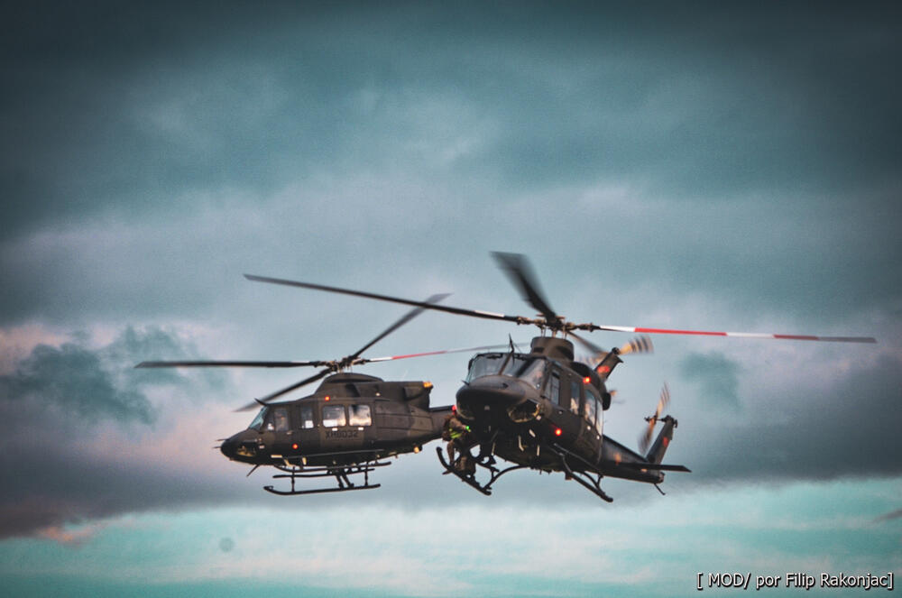 <p>"Sve što smo izveli danas, vazduhoplovci mogu da radi i noću, uz specijalizovanu opremu za osmatranje u tim uslovima", istakao je komandant Vazduhoplovstva, potpukovnik Bojan Popadić<br /> </p>