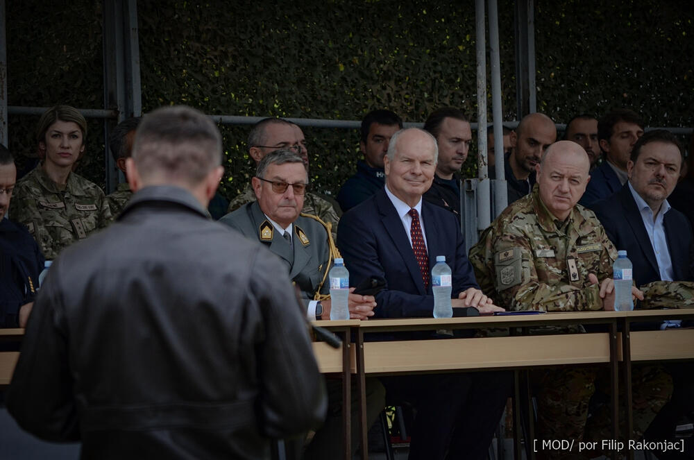 <p>"Sve što smo izveli danas, vazduhoplovci mogu da radi i noću, uz specijalizovanu opremu za osmatranje u tim uslovima", istakao je komandant Vazduhoplovstva, potpukovnik Bojan Popadić<br /> </p>
