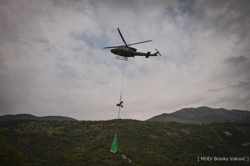 <p>"Sve što smo izveli danas, vazduhoplovci mogu da radi i noću, uz specijalizovanu opremu za osmatranje u tim uslovima", istakao je komandant Vazduhoplovstva, potpukovnik Bojan Popadić<br /> </p>