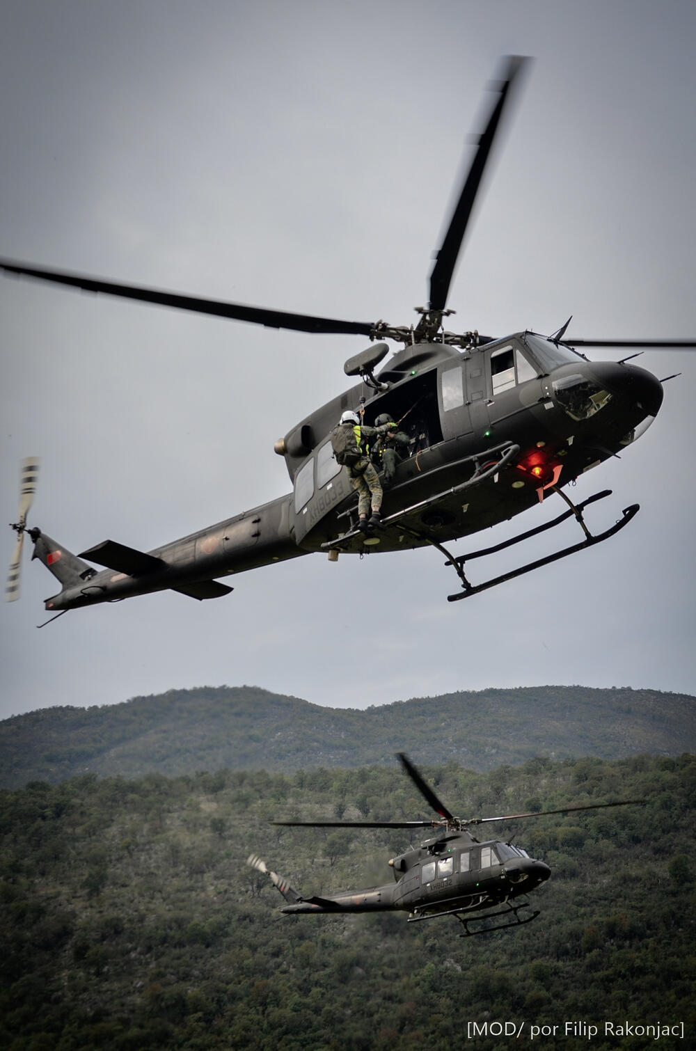 <p>"Sve što smo izveli danas, vazduhoplovci mogu da radi i noću, uz specijalizovanu opremu za osmatranje u tim uslovima", istakao je komandant Vazduhoplovstva, potpukovnik Bojan Popadić<br /> </p>