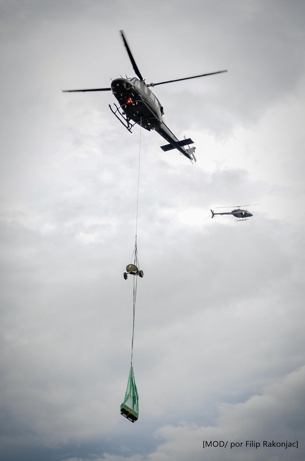 <p>"Sve što smo izveli danas, vazduhoplovci mogu da radi i noću, uz specijalizovanu opremu za osmatranje u tim uslovima", istakao je komandant Vazduhoplovstva, potpukovnik Bojan Popadić<br /> </p>