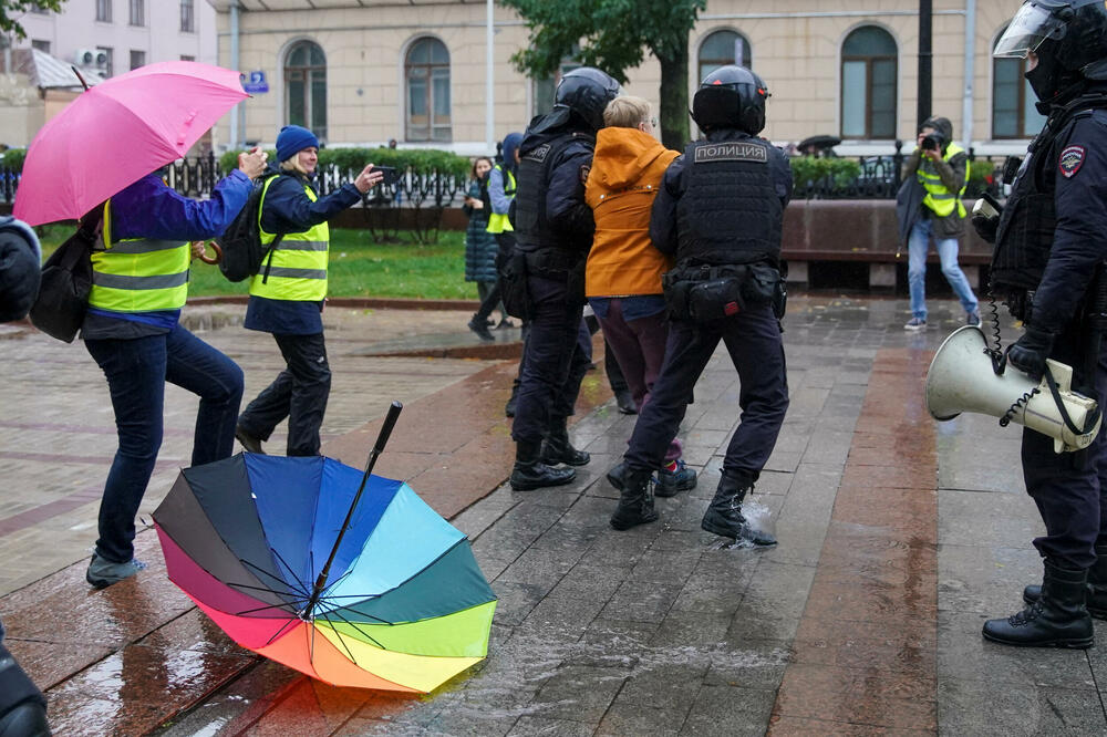 Privođenje demonstranata 24. septembra, Foto: Rojters