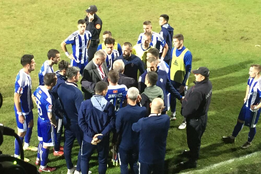 Fudbaleri Budućnosti okružili su delegata utakmice, Foto: Danilo Mitrović