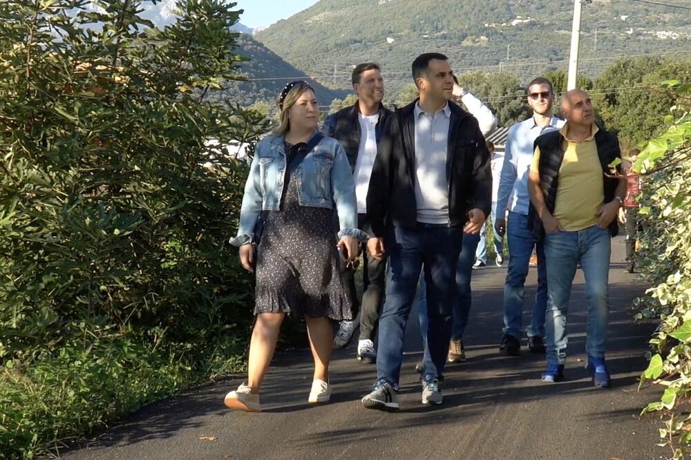 Raičević i kandidati za odbornike tokom posjete MZ Polje, Foto: DPS