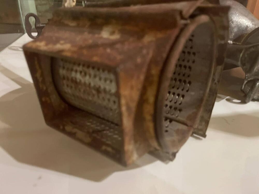 <p>Etnografski muzej Kenan Javuz u malom turskom gradu Bajburtu u crnomorskoj regiji pruža iskustvo putovanja kroz vrijeme dok oživljava prošlost, čuva tradiciju i prenosi je dalje, a posjetiocima nudi noćenje u muzeju, jedinstven gastronomski užitak, bogatu kolekciju muzejskih eksponata u okviru više različitih postavki i niz kulturno-umjetničkih programa</p>