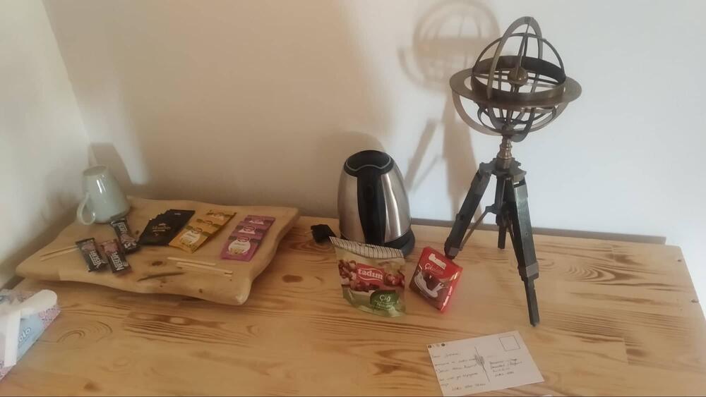 <p>Etnografski muzej Kenan Javuz u malom turskom gradu Bajburtu u crnomorskoj regiji pruža iskustvo putovanja kroz vrijeme dok oživljava prošlost, čuva tradiciju i prenosi je dalje, a posjetiocima nudi noćenje u muzeju, jedinstven gastronomski užitak, bogatu kolekciju muzejskih eksponata u okviru više različitih postavki i niz kulturno-umjetničkih programa</p>