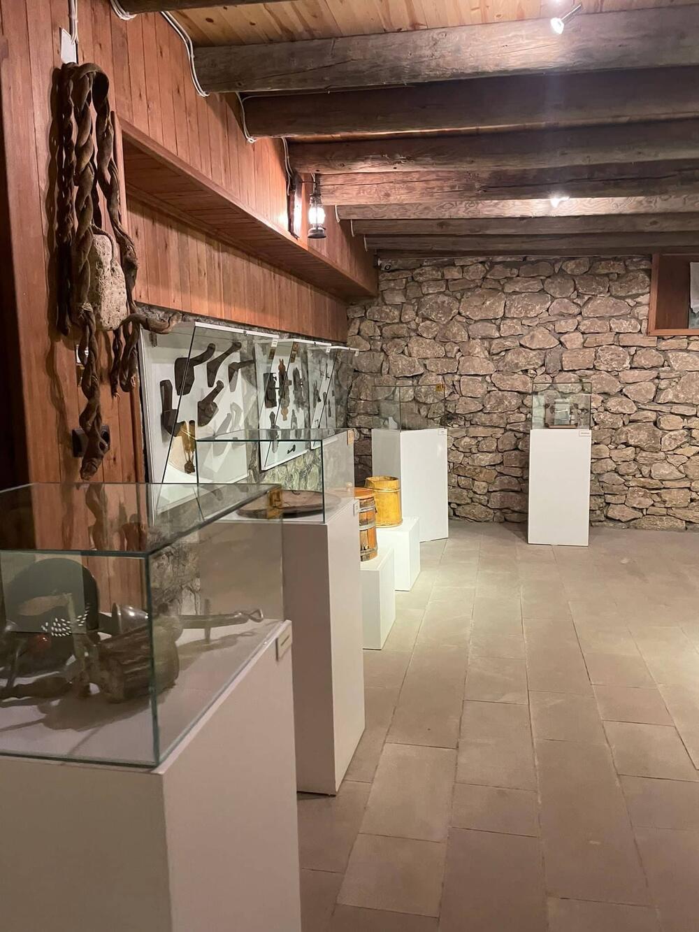 <p>Etnografski muzej Kenan Javuz u malom turskom gradu Bajburtu u crnomorskoj regiji pruža iskustvo putovanja kroz vrijeme dok oživljava prošlost, čuva tradiciju i prenosi je dalje, a posjetiocima nudi noćenje u muzeju, jedinstven gastronomski užitak, bogatu kolekciju muzejskih eksponata u okviru više različitih postavki i niz kulturno-umjetničkih programa</p>