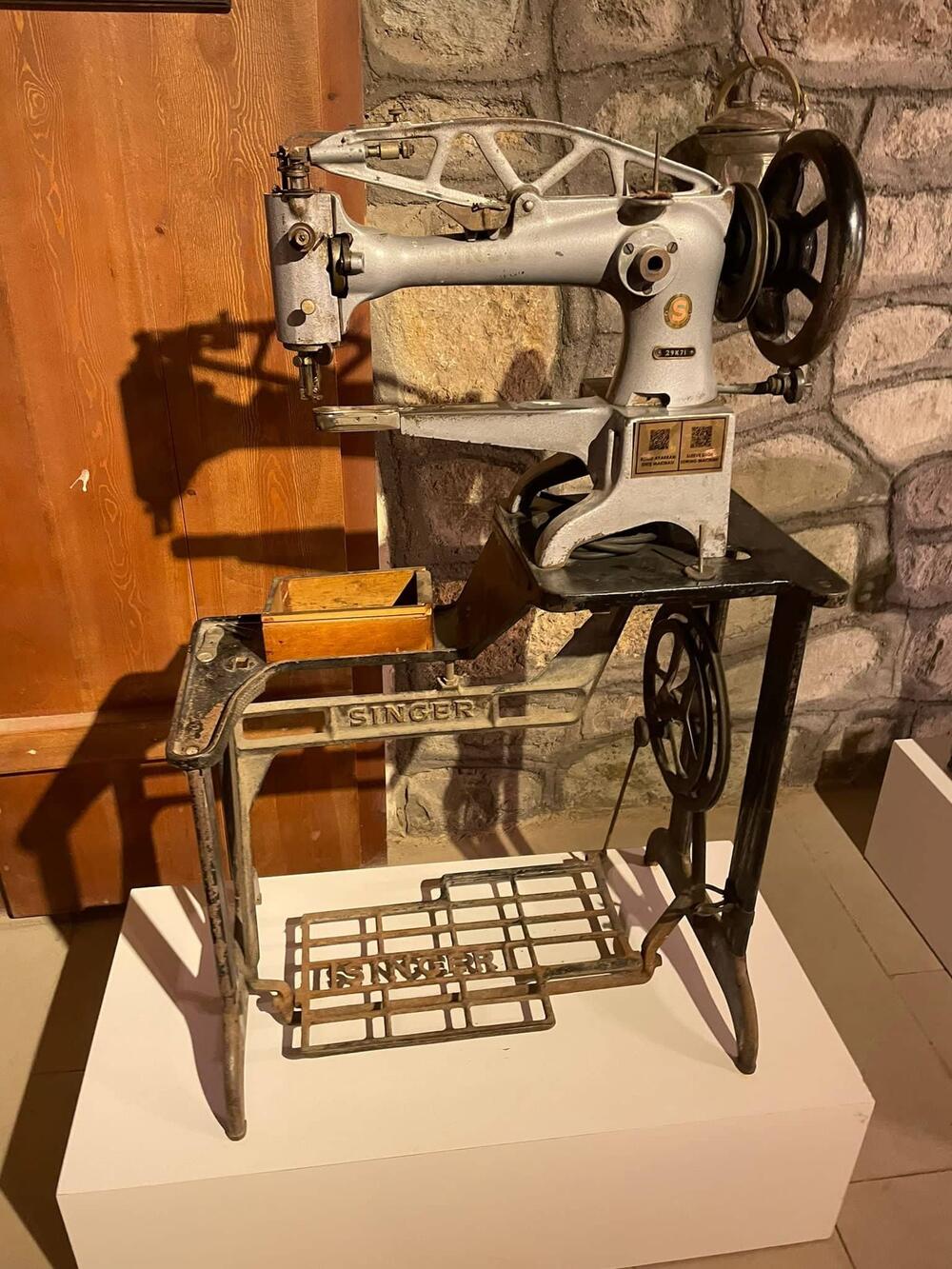 <p>Etnografski muzej Kenan Javuz u malom turskom gradu Bajburtu u crnomorskoj regiji pruža iskustvo putovanja kroz vrijeme dok oživljava prošlost, čuva tradiciju i prenosi je dalje, a posjetiocima nudi noćenje u muzeju, jedinstven gastronomski užitak, bogatu kolekciju muzejskih eksponata u okviru više različitih postavki i niz kulturno-umjetničkih programa</p>