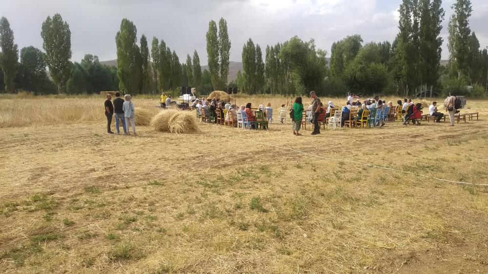 <p>Etnografski muzej Kenan Javuz u malom turskom gradu Bajburtu u crnomorskoj regiji pruža iskustvo putovanja kroz vrijeme dok oživljava prošlost, čuva tradiciju i prenosi je dalje, a posjetiocima nudi noćenje u muzeju, jedinstven gastronomski užitak, bogatu kolekciju muzejskih eksponata u okviru više različitih postavki i niz kulturno-umjetničkih programa</p>