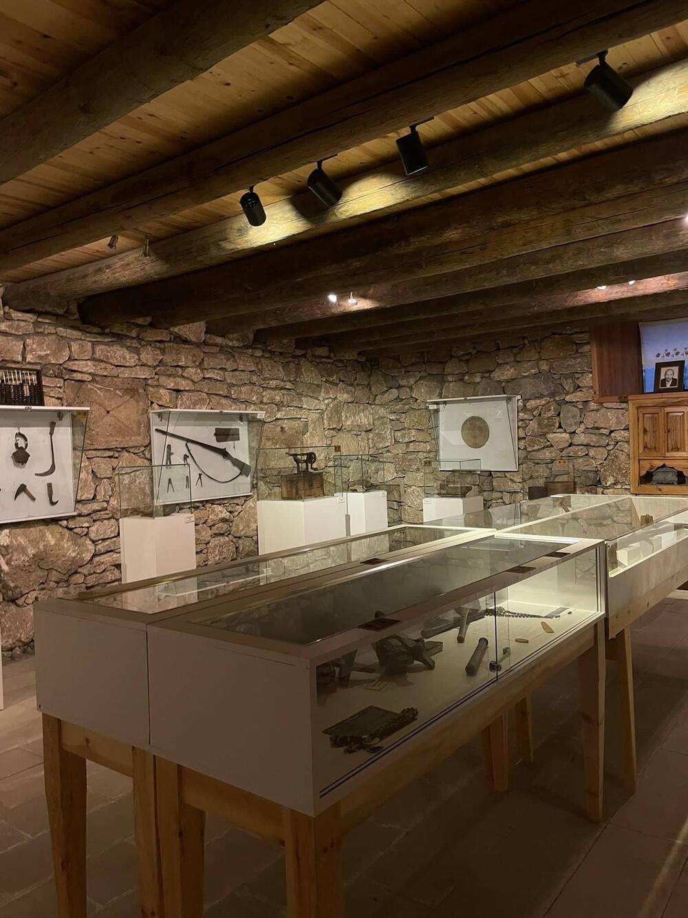 <p>Etnografski muzej Kenan Javuz u malom turskom gradu Bajburtu u crnomorskoj regiji pruža iskustvo putovanja kroz vrijeme dok oživljava prošlost, čuva tradiciju i prenosi je dalje, a posjetiocima nudi noćenje u muzeju, jedinstven gastronomski užitak, bogatu kolekciju muzejskih eksponata u okviru više različitih postavki i niz kulturno-umjetničkih programa</p>