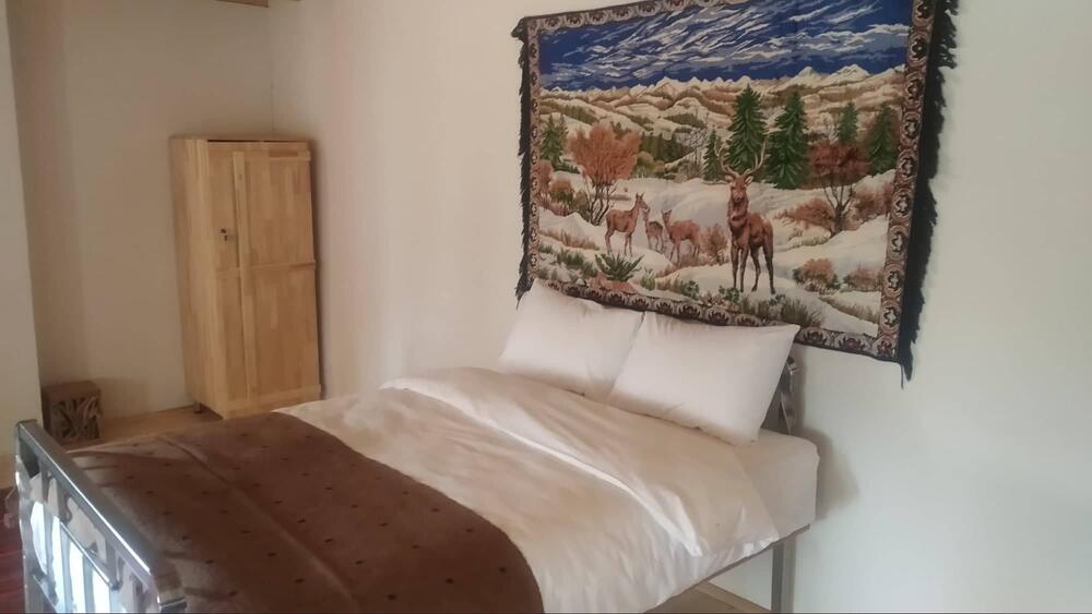 <p>Etnografski muzej Kenan Javuz u malom turskom gradu Bajburtu u crnomorskoj regiji pruža iskustvo putovanja kroz vrijeme dok oživljava prošlost, čuva tradiciju i prenosi je dalje, a posjetiocima nudi noćenje u muzeju, jedinstven gastronomski užitak, bogatu kolekciju muzejskih eksponata u okviru više različitih postavki i niz kulturno-umjetničkih programa</p>